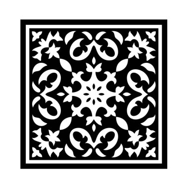Kare bir çerçeve siyah bir arkaplan çizer. İçinde beyaz çiçeklerden, girdaplardan ve diğer simetrik tasarımlardan oluşan dekoratif bir desen var..