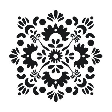 Siyah ve beyaz renkli simetrik bir çiçek tasarımında horoz şekilleri ve çiçek unsurları bulunur. Desen, tekrarlanan biçimlere sahip kare bir tasarım..