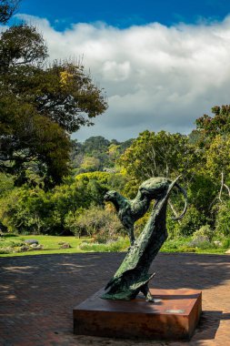 Yeşil bahçedeki heykel heykeli