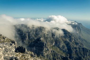 Dağların arasından çıkan bulutlara,