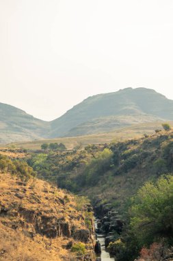 Dağlardaki bir nehrin manzarası