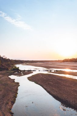 Suyun üzerinde gün batımı