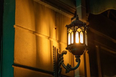 Karanlık Şehir Ortamı 'nda Geceyi Aydınlatan Şehir Sokak Lambasının Yakın Çekimi