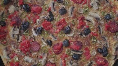 Mantarlı ve Sucuk Sosisli Ev Yapımı Pizzanın Yakın Çekimi, Taze Bileşenlerle Hazırlandı