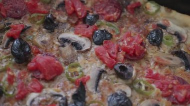 Mantarlı ve Sucuk Sosisli Ev Yapımı Pizzanın Yakın Çekimi, Taze Bileşenlerle Hazırlandı