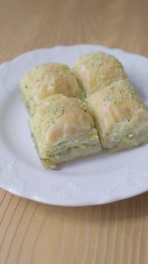 Geleneksel Türk Baklava 'sının Yakın Çekimi Bir Tabak Üzerinde, Zengin Şurup ve Fındık Doldurma Gösterisinde