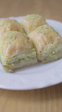 Geleneksel Türk Baklava 'sının Yakın Çekimi Bir Tabak Üzerinde, Zengin Şurup ve Fındık Doldurma Gösterisinde
