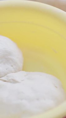 Pizza Hamuru Sarı Kasenin İçinde Dinleniyor Mutfağa Hazırlık Sahnesinde