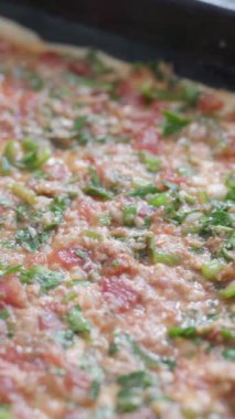 Kıyma, Domates, Bitki ve Baharatlarla Yapılan Geleneksel Türk Lahmacununun Yakın Çekimi