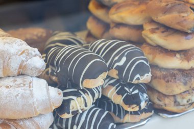 Çeşitli Pasta Dükkanı Tatlılarının Yakın Çekimi Zengin Dokular ve Tatlı Detaylarla Gösterildi