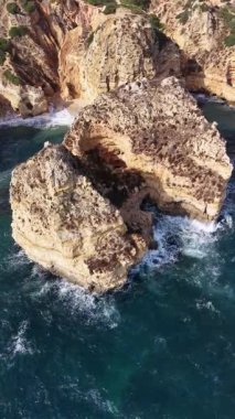 Okyanus Dalgaları Portekiz 'deki Algarve Sahili Kayalıklarına Vuruyor