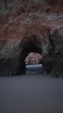 Okyanus Dalgaları Portekiz 'deki Algarve Sahili Kayalıklarına Vuruyor