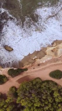 Okyanus Dalgaları Portekiz 'deki Algarve Sahili Kayalıklarına Vuruyor