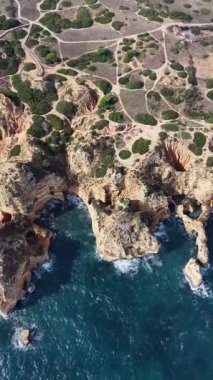 Okyanus Dalgaları Portekiz 'deki Algarve Sahili Kayalıklarına Vuruyor