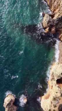 Okyanus Dalgaları Portekiz 'deki Algarve Sahili Kayalıklarına Vuruyor