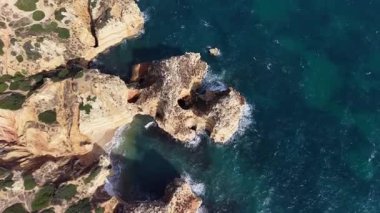 Okyanus Dalgaları Portekiz 'deki Algarve Sahili Kayalıklarına Vuruyor