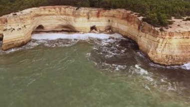 Okyanus Dalgaları Portekiz 'deki Algarve Sahili Kayalıklarına Vuruyor