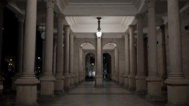 Karlovy Vary Tarihi Spa Kasabası Avrupa Şehir Gecesi Görüntüleri