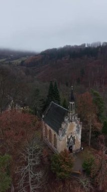 Soğuk Manzaradaki Ortaçağ Katolik Kilisesi