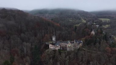 Soğuk Kış Manzarasında Ortaçağ Şatosu