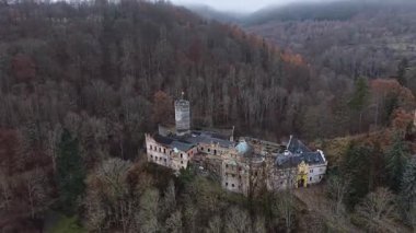 Soğuk Kış Manzarasında Ortaçağ Şatosu