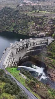 Baraj nehre su sızdırıyor.