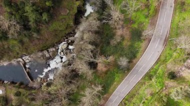 Araba Portekiz 'in yukarısından geliyor.