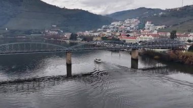 Portekiz, Douro Nehri 'ndeki Pinhao köprüsünün altından geçen tekne.
