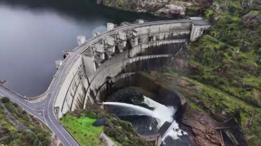 Baraj nehre su sızdırıyor.