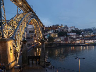 PORTO, PORTUGAL - 10 Ocak 2026: Porto 'daki Dom Luis Köprüsü Akşam Görüşü.