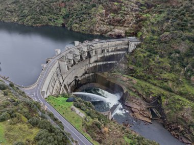 Barajın su salınımının havadan görüntüsü