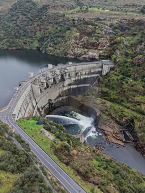 Barajın su salınımının havadan görüntüsü