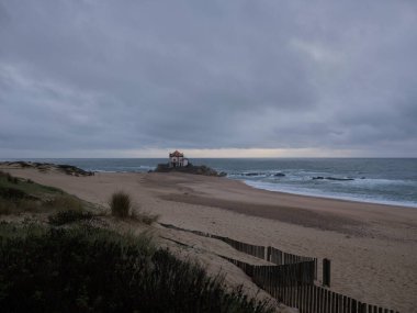 Portekiz 'de Atlantik Okyanusu kıyısındaki eski kilise.