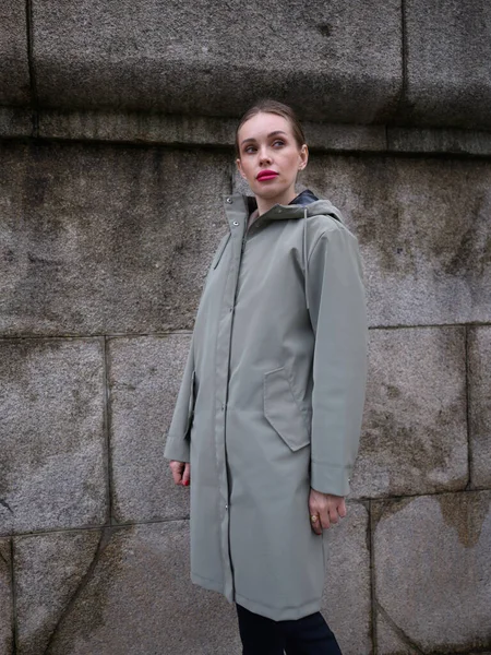 Granit duvara karşı gri montlu kız, Portekiz