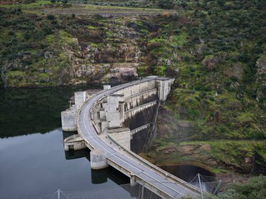 Suyu tutan barajın havadan görünüşü
