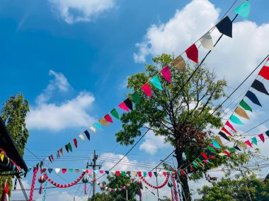 Endonezya Cumhuriyeti 'nin bağımsızlık günü kutlamalarında, yaşam dolu bayraklar yerleşim alanlarını süslüyor.