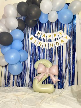 Beyaz ve sarı harflerle 