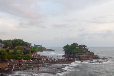 Tanah Lot Hindu Tapınağı Bali sahilinde, Sunset 'te.