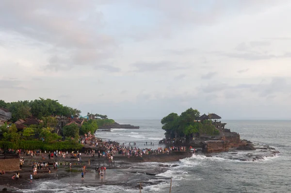 Tanah Lot Hindu Tapınağı Bali sahilinde, Sunset 'te.