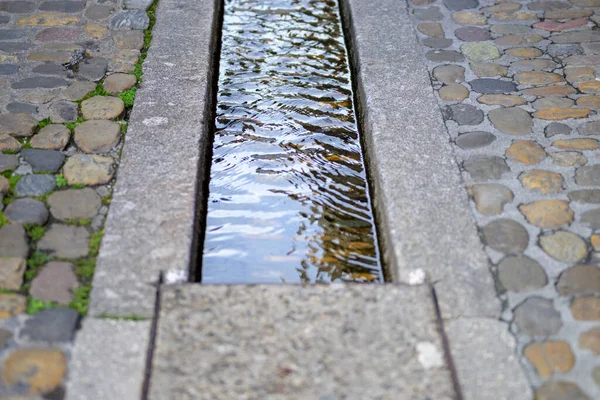 Proud Vody Formalizované Rampě Chodníku Ulice Slavné Malé Vodní Toky — Stock fotografie