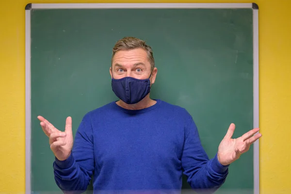 Männlicher Lehrer Mit Maske Während Der Coronavirus Pandemie Oder Covid — Stockfoto
