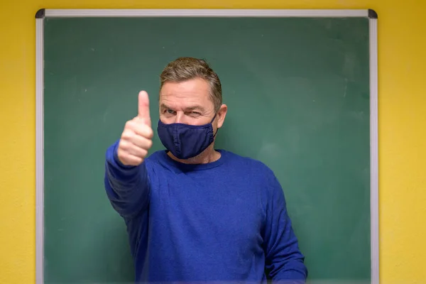Professor Sexo Masculino Usando Uma Máscara Protetora Durante Pandemia Covid — Fotografia de Stock