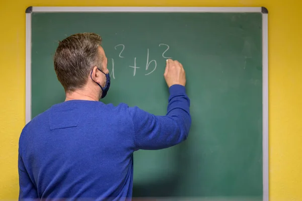 Teacher Wearing Face Mask Coronavirus Pandemic Standing His Back Viewer — Stock Photo, Image