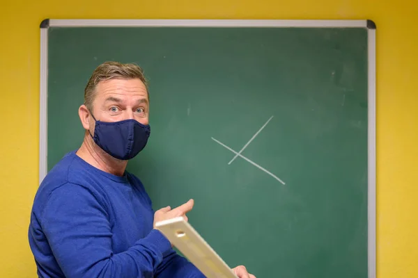 Leraar Draagt Een Gezichtsmasker Tijdens Covid Pandemie Die Zich Verwachtingsvol — Stockfoto