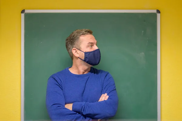 Mannelijke Leraar Draagt Een Doekmasker Tijdens Covid Pandemie Kijkt Met — Stockfoto