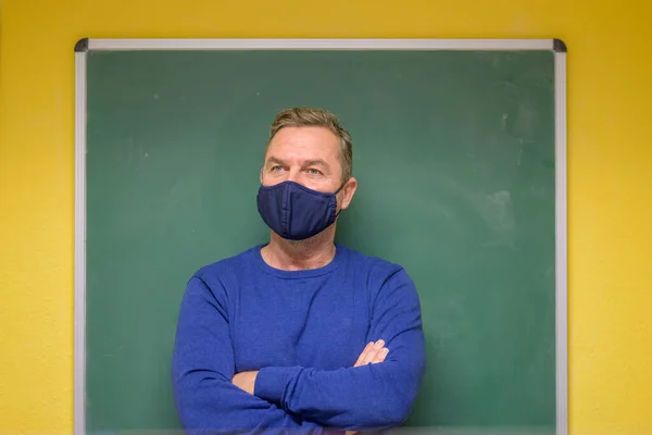 Bedachtzame Mannelijke Leraar Met Een Gezichtsmasker Voor Covid Pandemie Die — Stockfoto