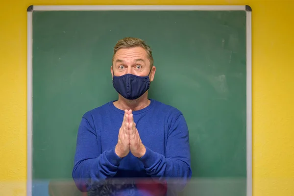 Männlicher Lehrer Versucht Seine Schüler Motivieren Während Eine Gesichtsmaske Trägt — Stockfoto