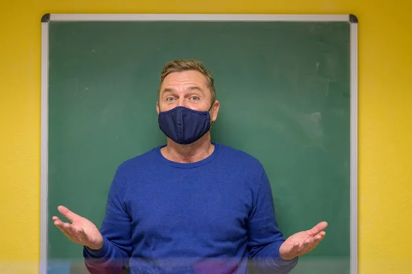 Männlicher Lehrer Mit Maske Während Der Coronavirus Pandemie Oder Covid — Stockfoto