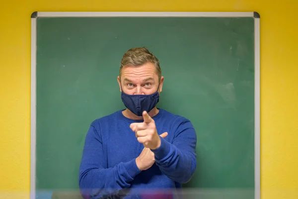 Dogmatischer Männlicher Lehrer Der Während Der Covid Pandemie Eine Gesichtsmaske — Stockfoto