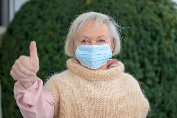 Gelukkig Positief Senior Dame Dragen Van Een Wegwerp Chirurgische Gezichtsmasker — Stockfoto